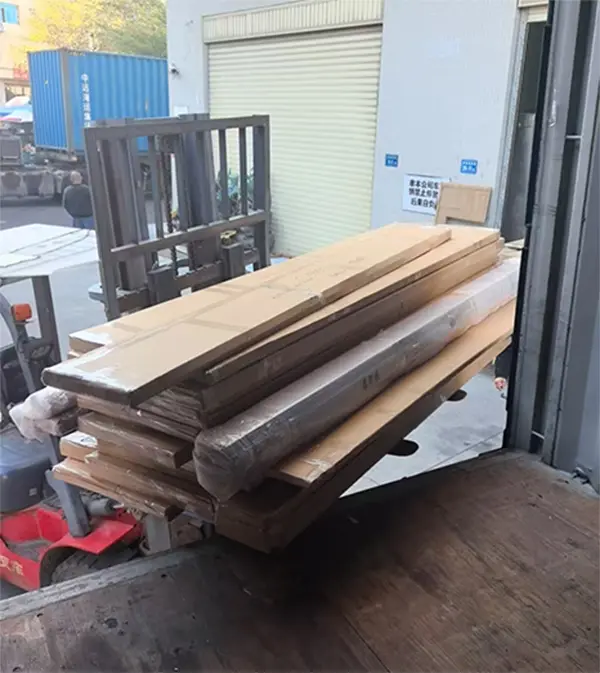 পোশাকের র্যাক সফলভাবে দুবাইতে পৌঁছে দেওয়া হয়েছে